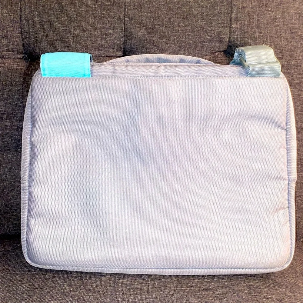 Belkin 17” notebook messenger bag. Cushioned compartment for laptop.